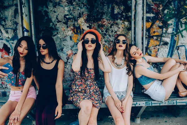 П'ять красивих молодих дівчат розслабляються — стокове фото
