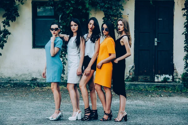Fem vackra unga flickor i klänningar — Stockfoto