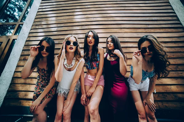 Fünf junge schöne Mädchen — Stockfoto