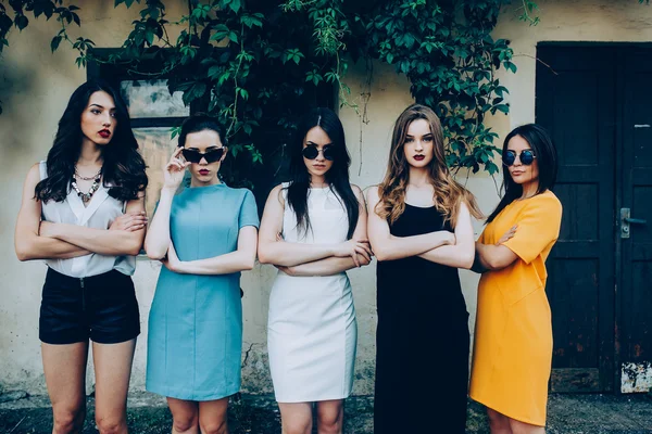 Cinque belle ragazze in abiti — Foto Stock