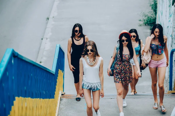 Fem unga vackra flickor i staden — Stockfoto