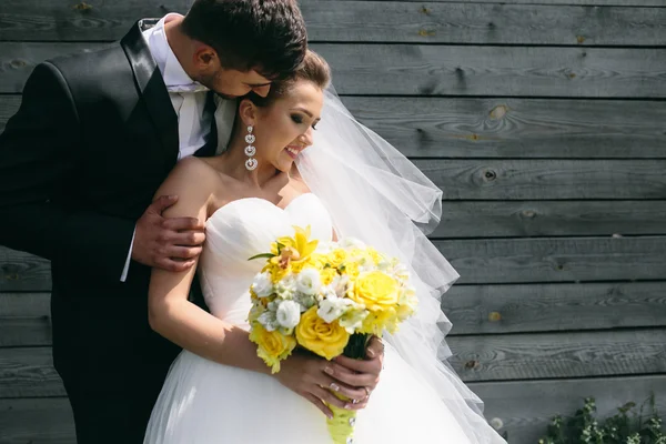 Beau jeune couple de mariage en plein air — Photo