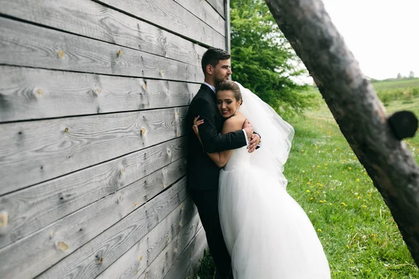 Belo jovem casal de casamento ao ar livre — Fotografia de Stock