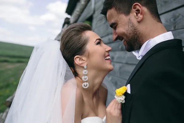 Beau jeune couple de mariage en plein air — Photo