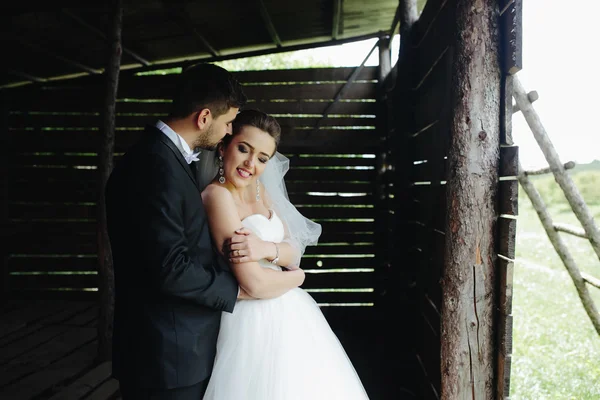 木造の小屋で自然に美しいカップルの写真 — ストック写真