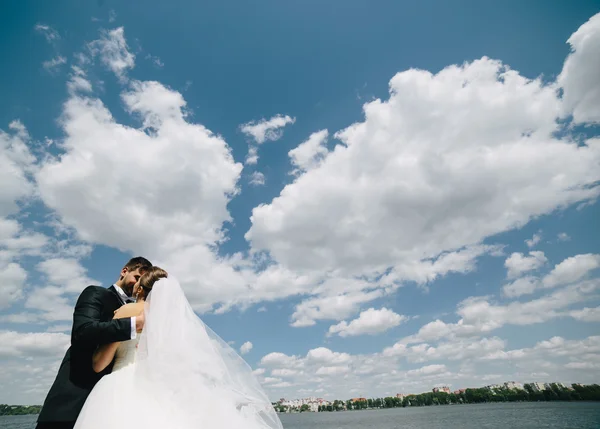 Couple on blue sky background, water — Stock Photo, Image