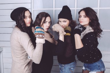 Eğleniyor ve kamera için poz sevimli kız