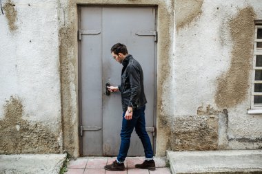 Selvedge kotla poz veren kendinden emin bir adam.