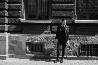 Selvedge kotla poz veren kendinden emin bir adam.