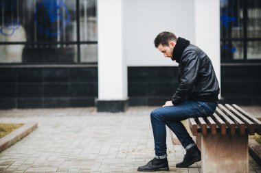 Selvedge kotla poz veren kendinden emin bir adam.
