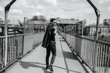 Selvedge kotla poz veren kendinden emin bir adam.