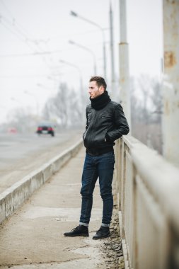 Selvedge kotla poz veren kendinden emin bir adam.