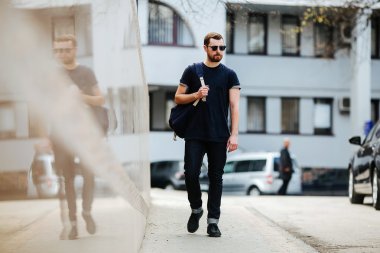 Selvedge kotla poz veren kendinden emin bir adam.