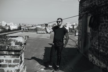 Selvedge kotla poz veren kendinden emin bir adam.