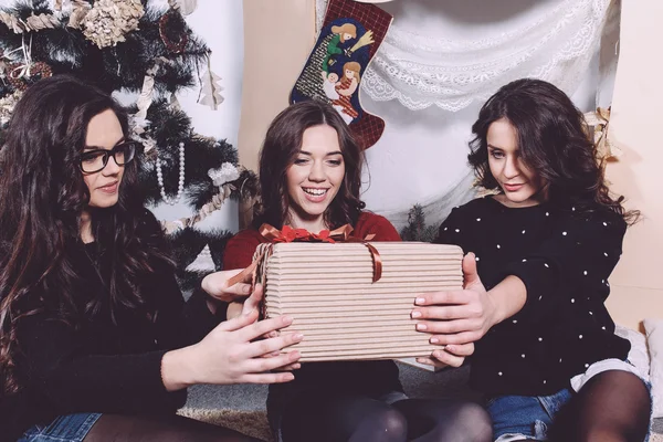 Vacker flicka öppnar julklappar — Stockfoto