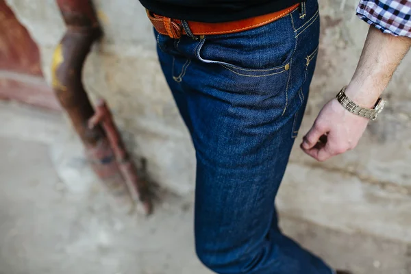 Homem vestido de jeans, um close-up — Fotografia de Stock