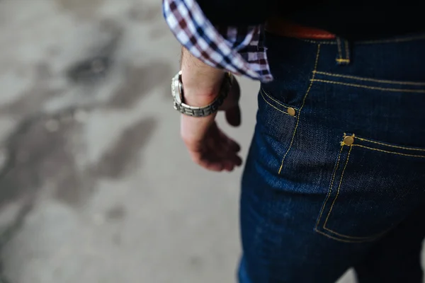 Homme habillé en jeans, un gros plan — Photo
