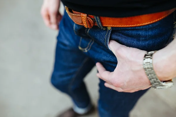 Уверенный в себе человек, позирующий в джинсах "selvedge" — стоковое фото