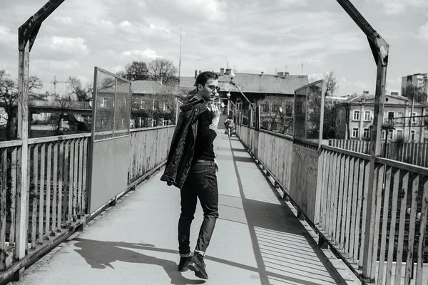 Homem confiante posando em jeans selvedge — Fotografia de Stock