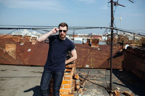 Homem confiante posando em jeans selvedge — Fotografia de Stock