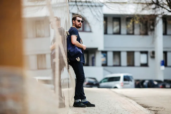 Zelfverzekerde man poserend in zelfverzekerde jeans — Stockfoto