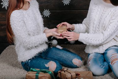 iki güzel kız birlikte hediye açmak