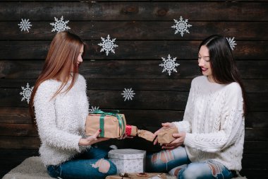 iki güzel kız birlikte hediye açmak