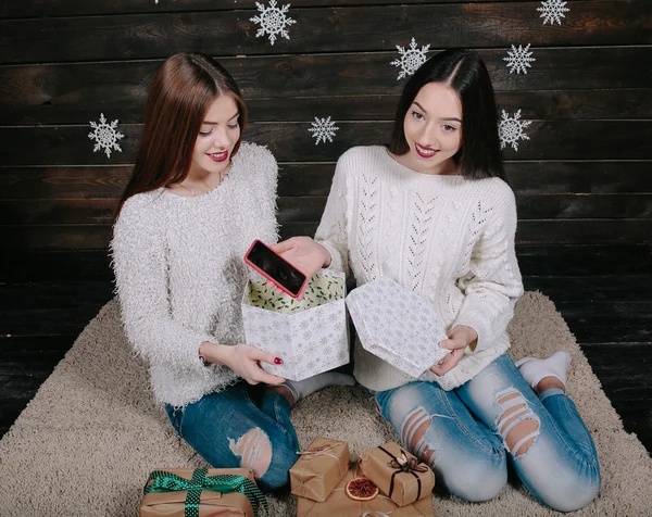 Dwóch młodych dziewcząt gospodarstwa świąteczny prezent — Zdjęcie stockowe