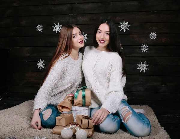 Deux jolies filles avec des cadeaux pour Noël — Photo