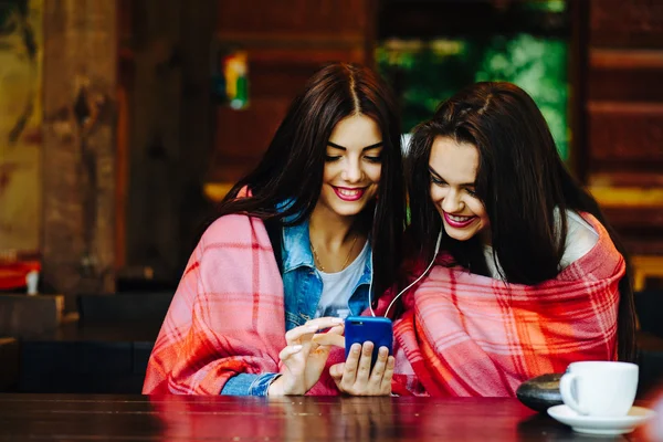 Dos chicas escuchando música — Foto de Stock