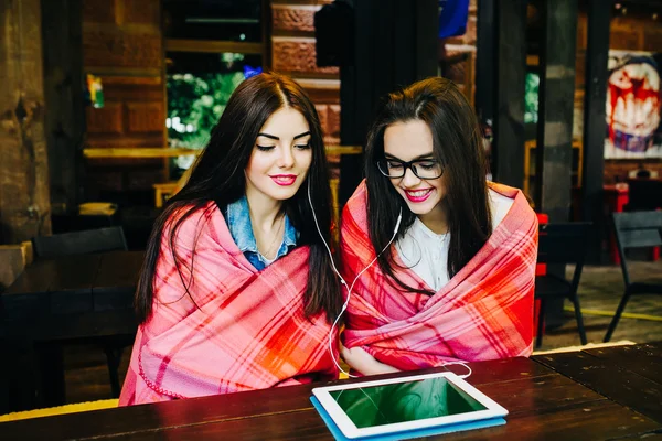 Dos amigos cercanos viendo algo en una tableta — Foto de Stock