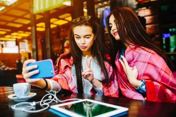 Dwóch bliskich przyjaciół zrobić selfie w kawiarni — Zdjęcie stockowe