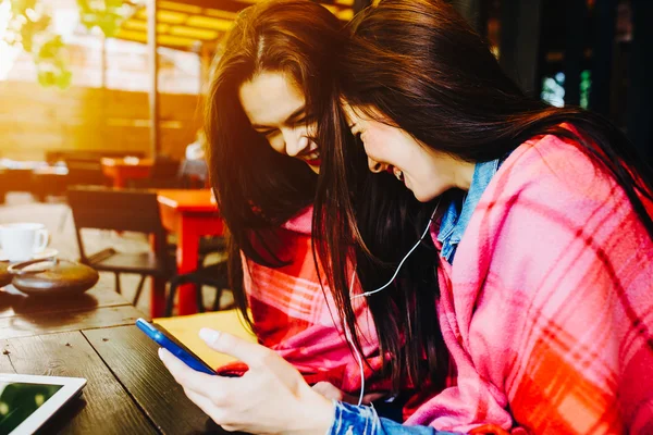 Duas meninas ouvindo música — Fotografia de Stock