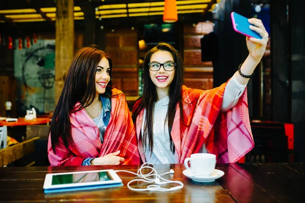 Dwóch bliskich przyjaciół zrobić selfie w kawiarni — Zdjęcie stockowe
