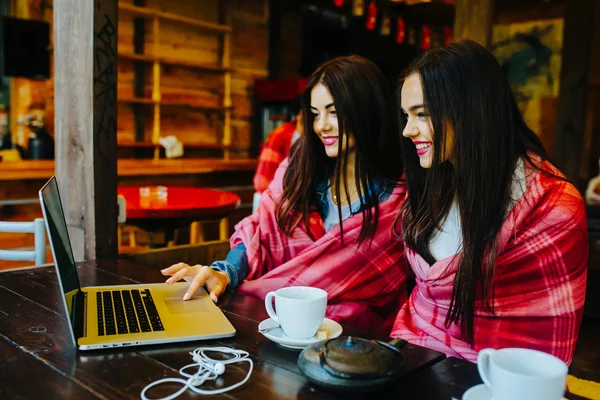 Duas meninas assistindo algo no laptop — Fotografia de Stock