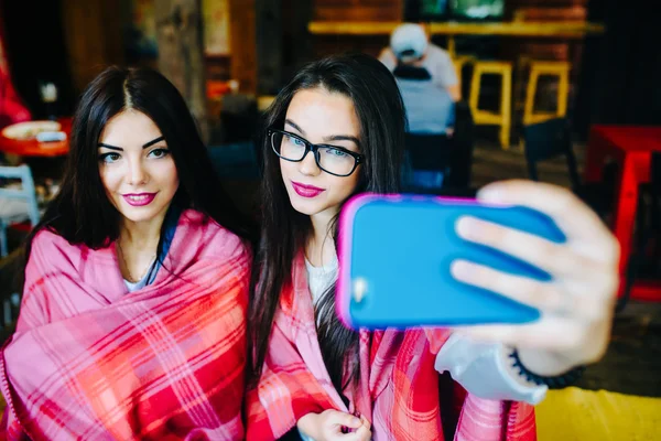 Dva blízcí přátelé se selfie v kavárně — Stock fotografie