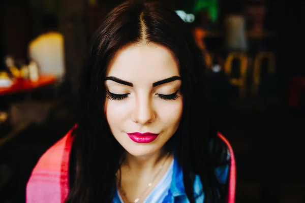 Close-up retrato de jovem fechar os olhos mulher — Fotografia de Stock