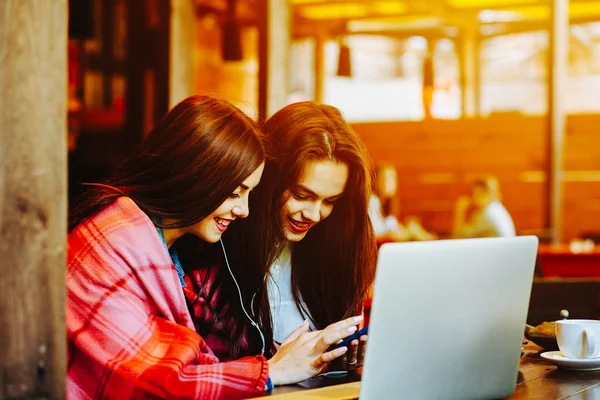 Duas meninas ouvindo música — Fotografia de Stock