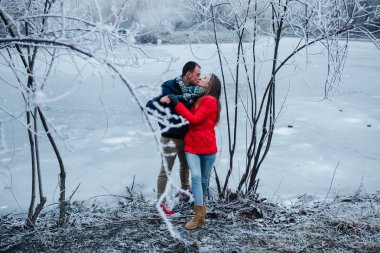 güzel çift donmuş nehir kenarında poz