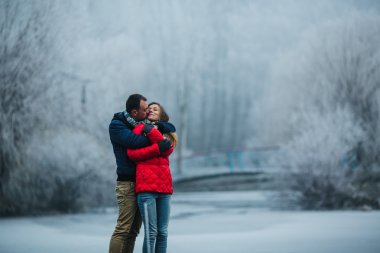 güzel çift donmuş nehir kenarında poz