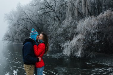 güzel çift iskelede eğleniyor
