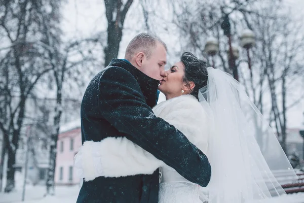 Bride and groom on the background of a winter city — Stock Photo, Image