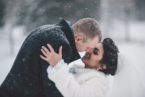 Bride and groom on the background of a winter city — Stock Photo, Image