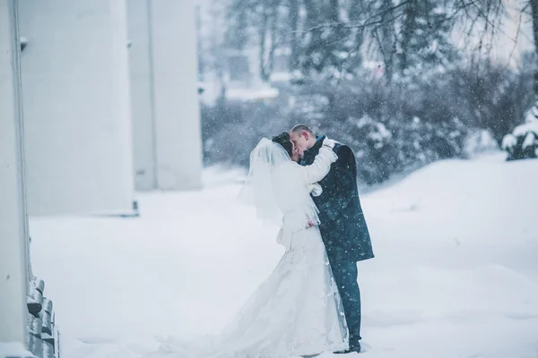 Novia y novio en el fondo de una ciudad de invierno —  Fotos de Stock