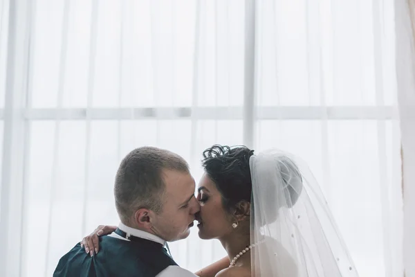 Bride and groom in a hotel room — Stock Photo, Image