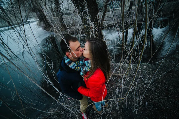Красивая пара позирует у замерзшей реки — стоковое фото