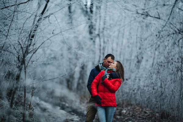 Paar lopen op een winter park — Stockfoto