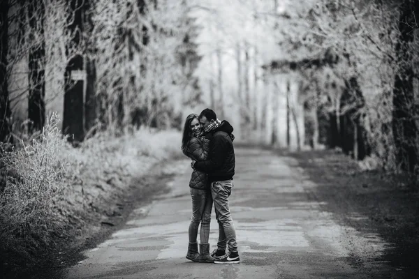 Pareja caminando en un parque de invierno —  Fotos de Stock