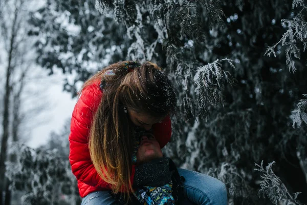 名男子携带他的女朋友在背上 — 图库照片