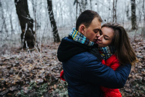 Casal andando em um parque de inverno — Fotografia de Stock